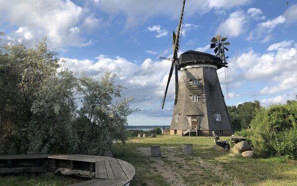 Holländermühle Benz mit Vorplatz, Foto: Kulturmühle Benz e.V.