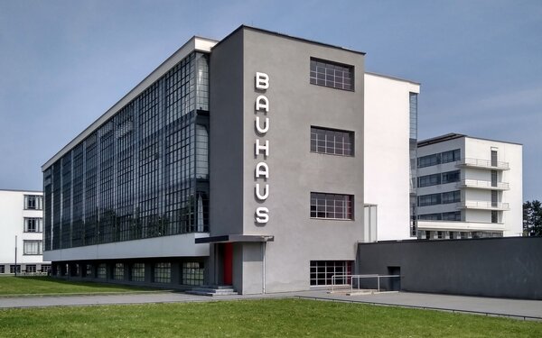 Bauhausgebäude Dessau von Walter Gropius, Foto: Aufbacksalami, Wikipedia, CC BY-SA 4.0