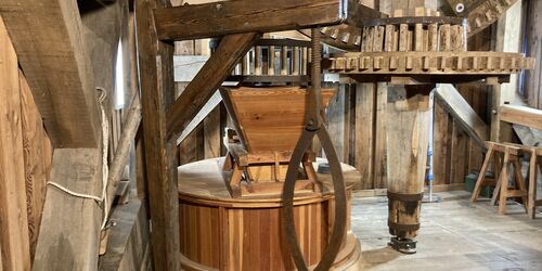 Der Kornboden der Eldenaer Mühle zeigt Mahlgang, Steinkran und Königswelle, Foto: Martin Weidemeier