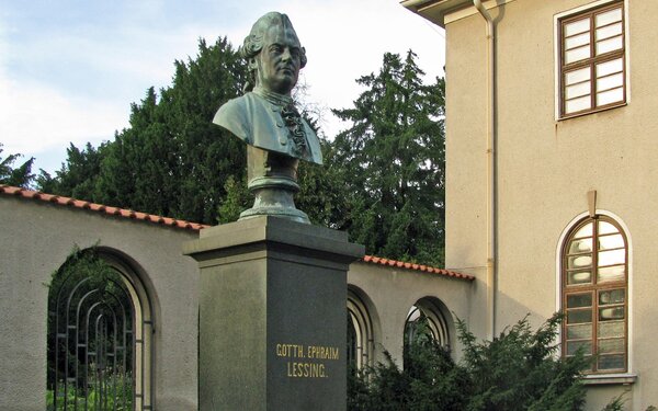 Büste von Gotthold Ephraim Lessing vor dem Lessinghaus in Kamenz, Foto: WikiAnika, CC BY 3.0, https://commons.wikimedia.org
