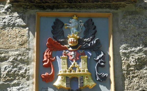 Wappen am Lessingturm auf dem Hutberg, Foto: SchiDD, CC BY-SA 4.0, https://commons.wikimedia.org