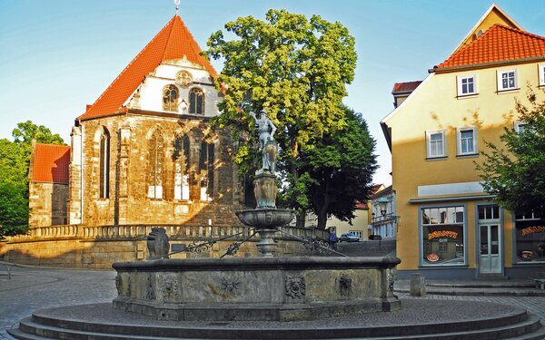 Bachkirche und Hopfenbrunnen am ehem. Hopfenmarkt, Foto: SchiDD CC BY-SA 4.0, https://commons.wikimedia.org