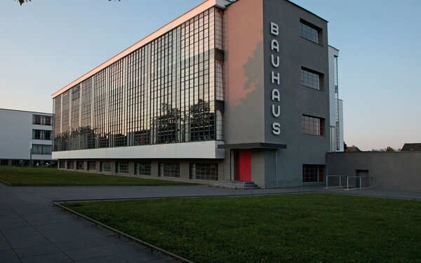 Bauhausgebäude von Walter Gropius, Foto: Martavictor, CC BY-SA 4.0, https://commons.wikimedia.org