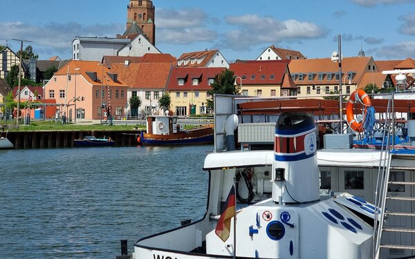 Ansicht der Kleinstadt Wolgast vom Hafen, Foto: FrankBothe, CC BY-SA 4.0, https://commons.wikimedia.org