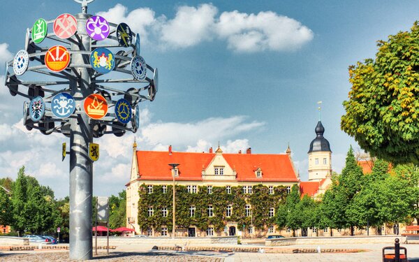 Riesa,  Rathaus mit Zunftbaum, Foto: Radler59, CC BY-SA 3.0, https://commons.wikimedia.org