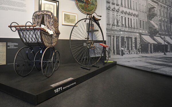 Blick in Dauerausstellung, Städtisches Leben, Foto: Stadtmuseum Riesa/Sebastian Schultz