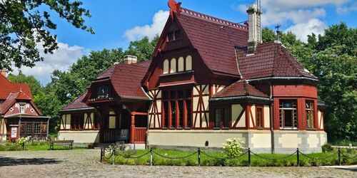 Kaiserbahnhof mit Bahnhofsvorplatz, Foto: Franziska Schwarz, Lizenz: Amt Joachimsthal