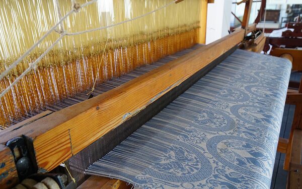 Jacquard-Webstuhl in der Ausstellung des Museums Tuch + Technik, Foto: SpinningJenny, Wikipedia, CC BY-SA 4.0.