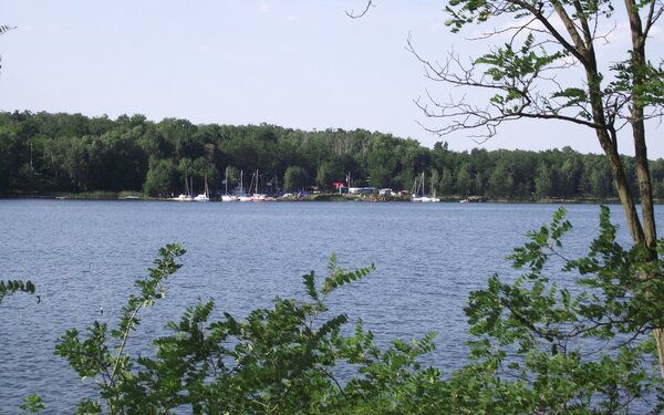Wassersportparadies Bergwitzsee, Foto: Ködermaus, CC BY-SA 3.0, https://commons.wikimedia.org/w/index.php?curid=18878049