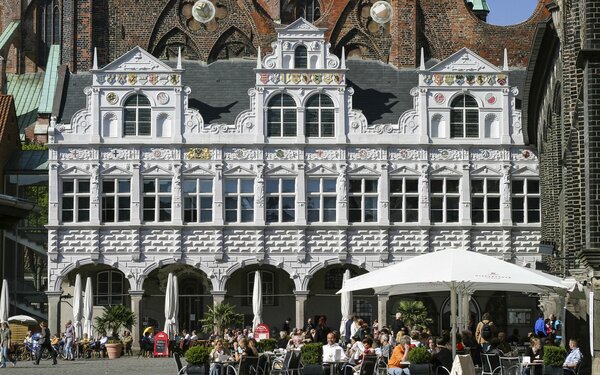 Markt am Rathaus zu Lübeck, Foto: Andreas Geick, CC BY-SA 3.0, https://commons.wikimedia.org