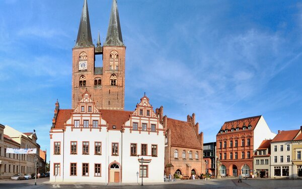 Kirche St. Marien und Rathaus Stendal, Foto: Schiwago, CC BY-SA 3.0, https://commons.wikimedia.org/