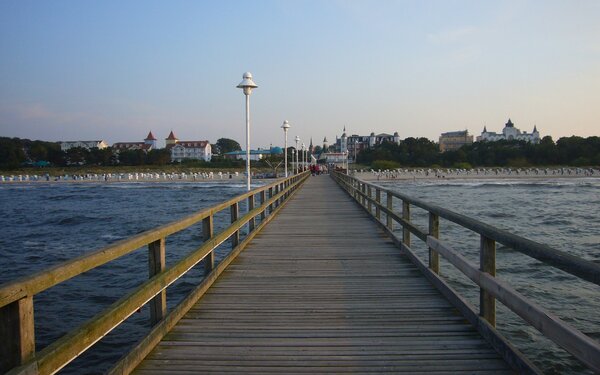 Blick auf die Seebrücke Zinnowitz, Foto: Oriol Sastre, CC BY-SA 4.0, https://commons.wikimedia.org