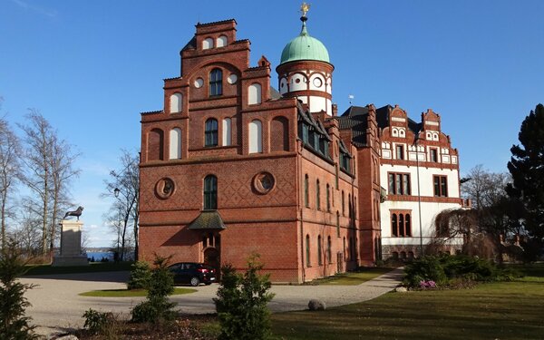 Schloss Wiligrad, Foto: Joachim Müller-Schwerin, CC BY-SA 3.0, https://commons.wikimedia.org