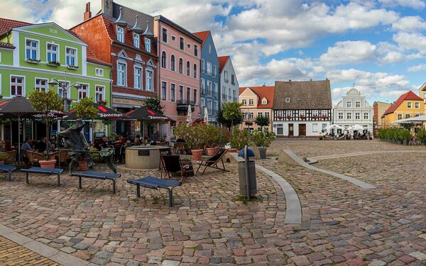 Marktplatz in Ueckermünde, Foto: Peter Seifert, CC BY-SA 3.0, https://commons.wikimedia.org
