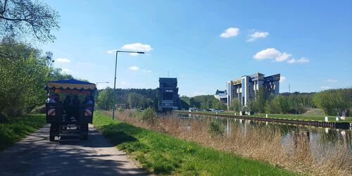 Schiffshebewerke Niederfinow mit Kutsche, Foto: Rebekka Schween, Lizenz: Rebekka Schween