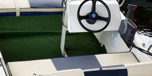 Motorboot in Altfriesack, Foto: Foto:T. Schmidt