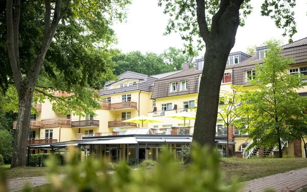 Außenansicht Hotel Kurhaus am Inselsee, Foto: Daniel Stohl