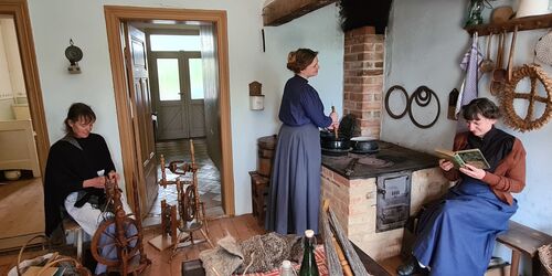 Geschichte erleben - in der Küche der Büdnerei_Freilichtmuseum Muess, Foto: Fred-Ingo Pahl