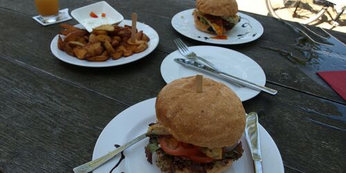 Burger im KaffeeKonsum in Wolletz, Foto: Johanna Henschel, Lizenz: Tourismusverein Angermünde e. V.