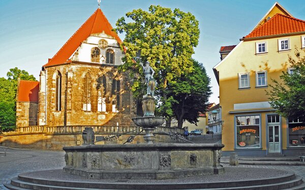 Bachkirche und Hopfenbrunnen am ehem. Hopfenmarkt, Foto: SchiDD CC BY-SA 4.0, https://commons.wikimedia.org
