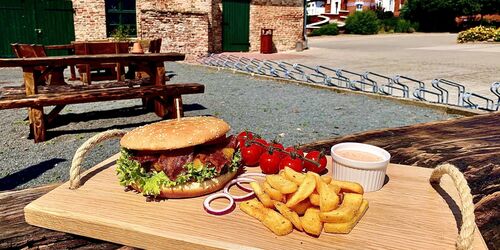 Burger, Foto: Jann Barkemeyer, Lizenz: Vielfruchthof Domstiftsgut Mötzow
