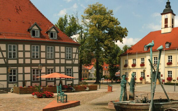 Der Markt mit historischem Rathaus und Marktbrunnen, Foto: terra press GmbH