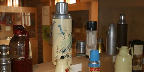 Ausstellung Thermoskannen im Museumsdorf Glashütte, Foto: J. Marzecki, Lizenz: Tourismusverband Fläming e.V.
