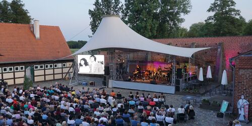 Burghof mit Open-Air Bühne, Foto: Jenny Jürgens