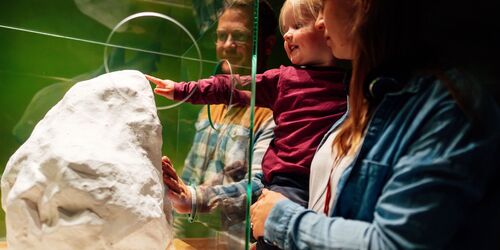 Familie in Ausstellung am Kreidemodel, Foto: Nationalpark-Zentrum KÖNIGSSTUHL / Dan Petermann