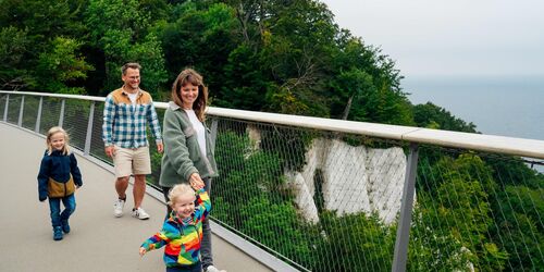 Familie geht ueber Skywalk, Foto: Nationalpark-Zentrum KÖNIGSSTUHL / Dan Petermann