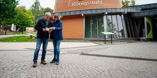 Zentrumseingang mit Paerchen, Foto: Nationalpark-Zentrum KÖNIGSSTUHL / Dan Petermann