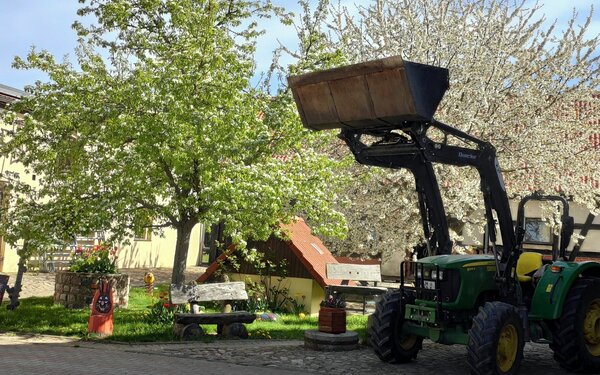 Jugend Landhof Crussow, Traktor, Foto: Hartmut Babst
