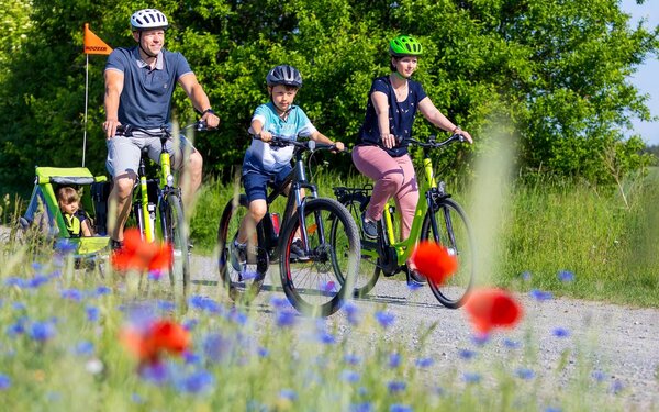 Familie mit E-Bikes, Foto: LKEE_Andreas Franke, Lizenz: LKEE_Andreas Franke