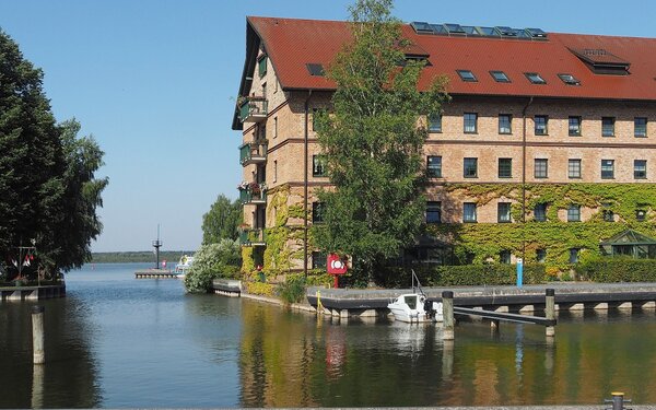 Stadthafen Neustrelitz, Foto: Harke, CC BY-SA 3.0, https://commons.wikimedia.org