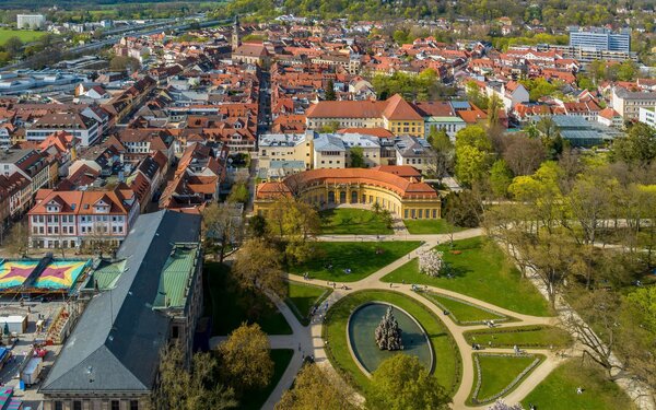 Der Schlossgarten und das Schloss, Foto: Reinhold Möller, CC BY-SA 4.0, https://commons.wikimedia.org