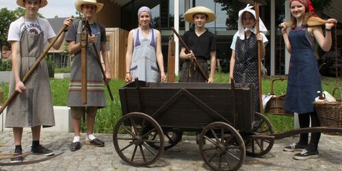 Museumsführung, Kinder in historischer Ausstattung, Foto: BARNIM PANORAMA