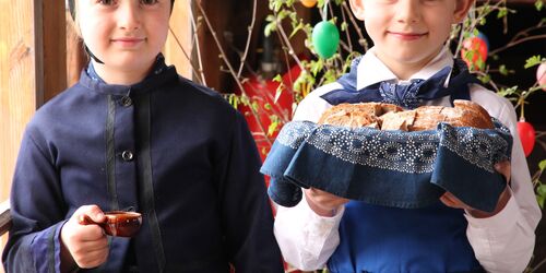 Kinder in sorbischer Tracht mit Brot und Salz, Foto: Tobias Zschieschick, Lizenz: Krabat-Mühle