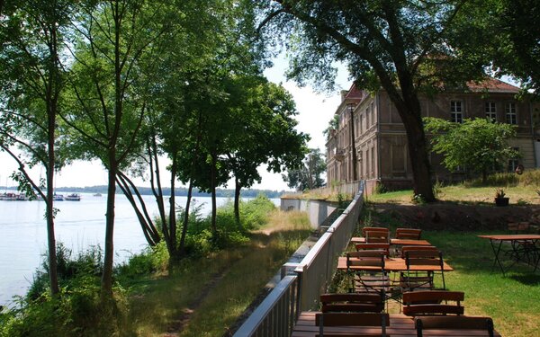 Schloss Schänke - Terrasse, Foto: Tourismusverband Havelland