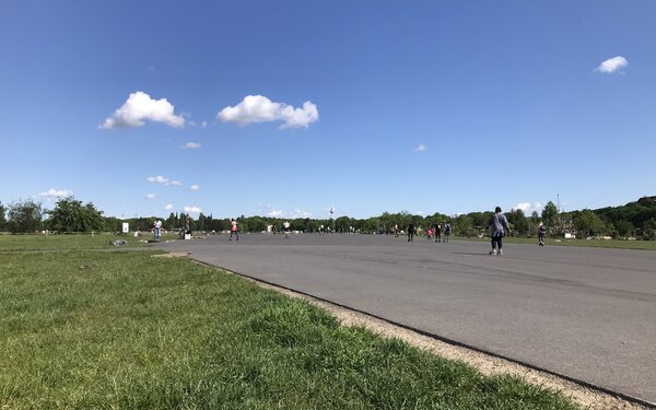 Tempelhofer Feld Skatestrecke am Gemeinschaftsgarten, Foto: Rita Frank, Lizenz: terra press GmbH