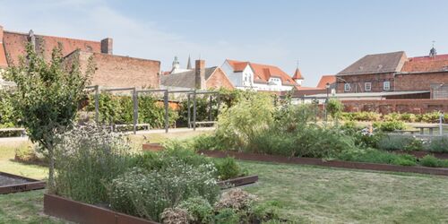 Klostergarten Kulturquartier Mönchenkloster, Foto: Jedrzej Marzecki, Lizenz: Tourismusverband Fläming e.V.