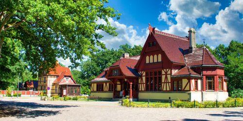Kaiserbahnhof mit Bahnhofsvorplatz, Foto: Michael Mattke, Lizenz: Amt Joachimsthal (Schorfheide)