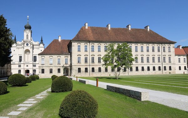 Kloster Raitenhaslach, Frontansicht mit Aussenanlagen, Foto: Burghauser Touristik
