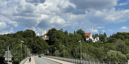 Blick auf Burg Grünwald von der Grünwalder Brücke, Foto: Florian Weindl
