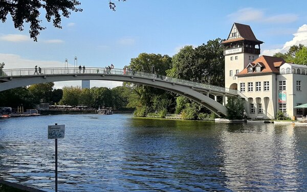 Brücke zur Insel der Jugend im Treptower Park, Foto: terra press GmbH