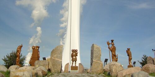 Aussichtsturm mit Slawischen Götterhain, Foto: N. Mucha, Lizenz: Amt Peitz