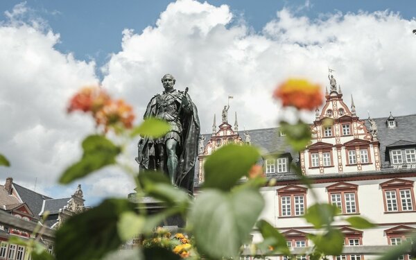 Albert-Denkmal, Marktplatz mit Blumen, Foto: Coburgmarketing, Rainer Brabec