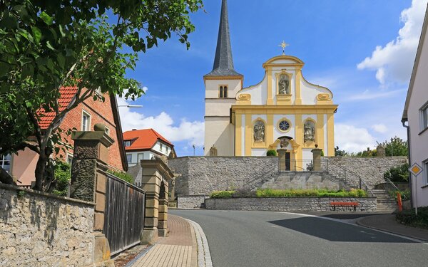 Katholische Kirche St. Cyriakus, Foto: Uwe Miethe, Lizenz: DB AG