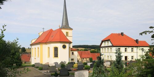 Katholische Kirche St. Cyriakus - Blick vom Friedhofsweg., Foto: Uwe Miethe, Lizenz: DB AG