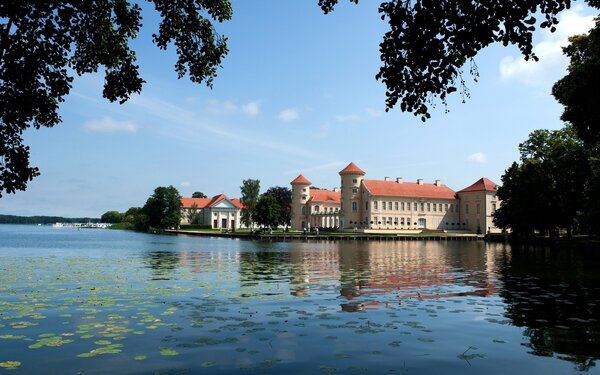 Schloss Rheinsberg - Blick über den Grienericksee, Foto: Leo Seidel, Lizenz: Stiftung Preußische Schlösser und Gärten Berlin-Brandenburg