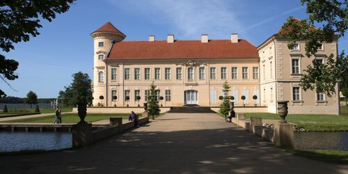 Schloss Rheinsberg - Südseite mit Brücke und Wassergraben, Foto: Leo Seidel, Lizenz: Stiftung Preußische Schlösser und Gärten Berlin-Brandenburg